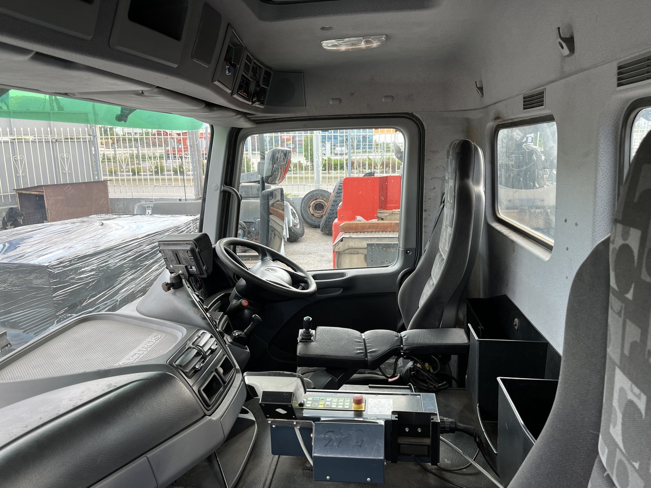 Kabiin ja interjöör - Veoauto SHORT CAB ACTROS MP2 RHD: pilt 9 Kabiin ja interjöör - Veoauto SHORT CAB ACTROS MP2 RHD: pilt 9