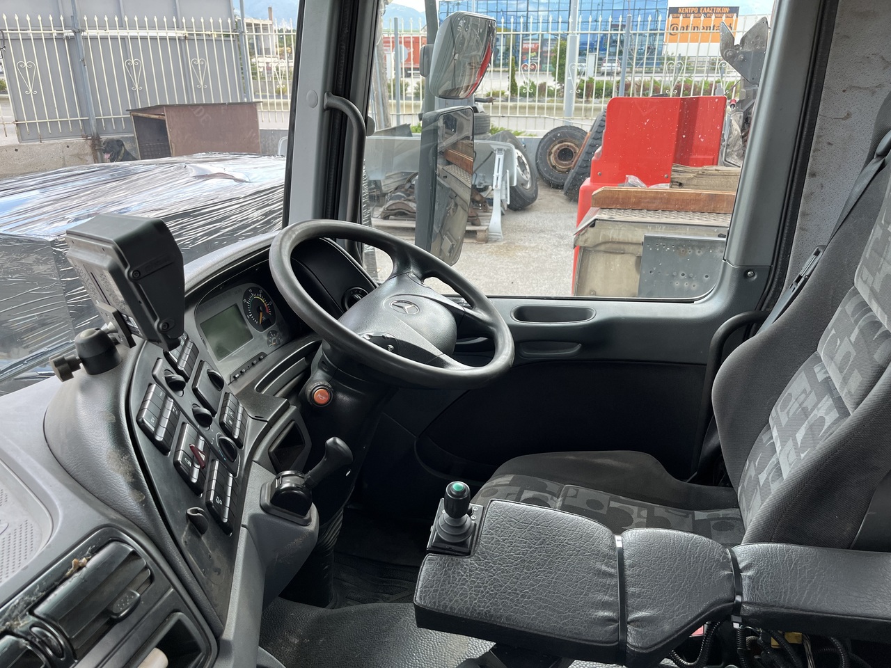 Kabiin ja interjöör - Veoauto SHORT CAB ACTROS MP2 RHD: pilt 12 Kabiin ja interjöör - Veoauto SHORT CAB ACTROS MP2 RHD: pilt 12