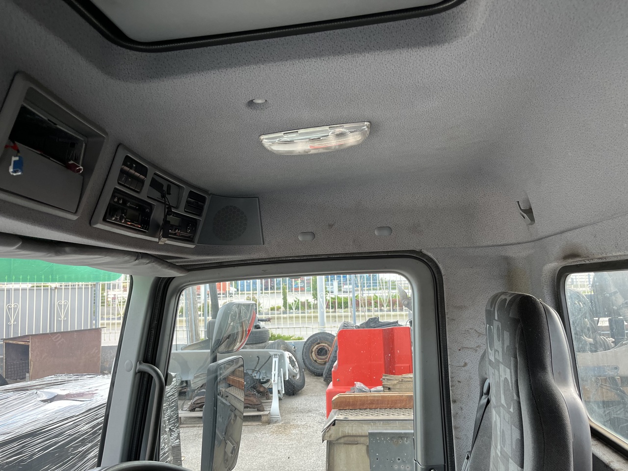 Kabiin ja interjöör - Veoauto SHORT CAB ACTROS MP2 RHD: pilt 13 Kabiin ja interjöör - Veoauto SHORT CAB ACTROS MP2 RHD: pilt 13