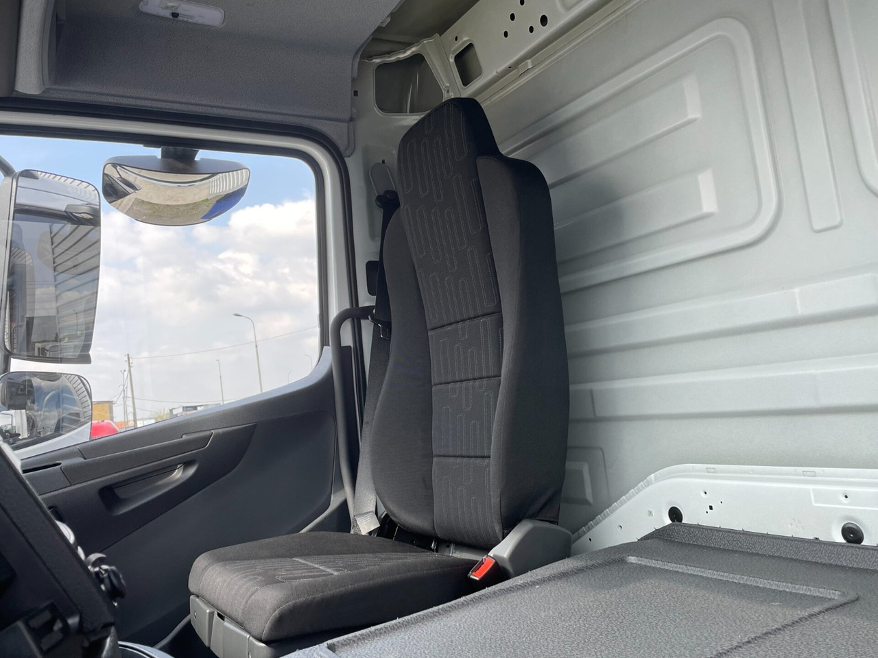 Uus Kabiin - Veoauto MB ATEGO CABINE EURO 6 TUNEL VOOR 6 CYL.MOTOR INCL. SEAT 000074A: pilt 9 Uus Kabiin - Veoauto MB ATEGO CABINE EURO 6 TUNEL VOOR 6 CYL.MOTOR INCL. SEAT 000074A: pilt 9