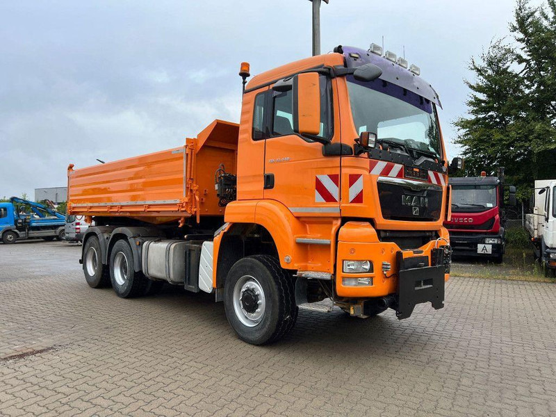 MAN TGS 33.440 AK 6x6 3-Way Tipper - Kallurauto: pilt 2 MAN TGS 33.440 AK 6x6 3-Way Tipper - Kallurauto: pilt 2