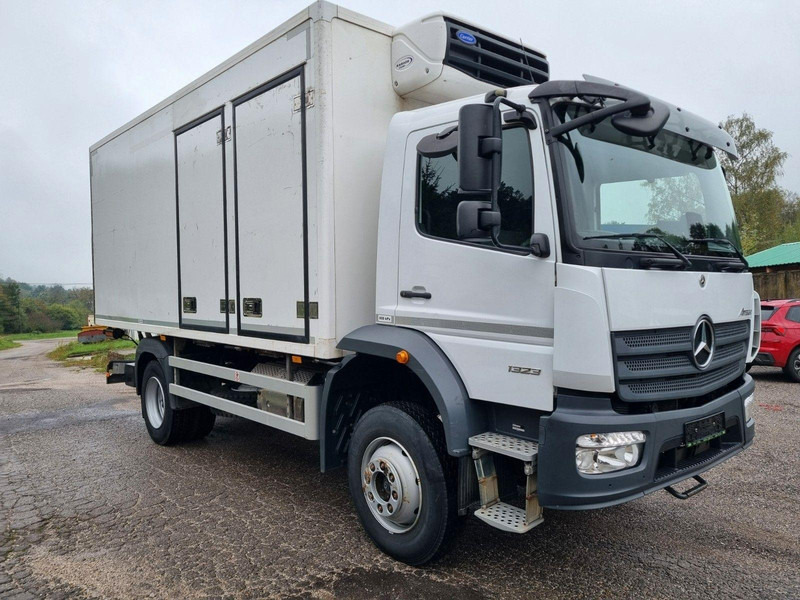 Mercedes-Benz ATEGO 1323 4x4 Refrigerated CARRIER XARIOS 600MT + Tail Lift - Külmutiga veoauto: pilt 1 Mercedes-Benz ATEGO 1323 4x4 Refrigerated CARRIER XARIOS 600MT + Tail Lift - Külmutiga veoauto: pilt 1