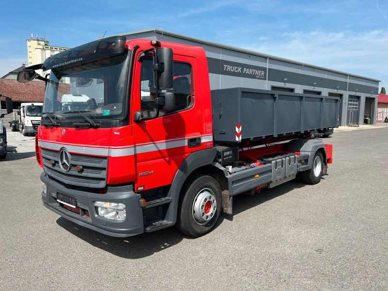 Mercedes-Benz ATEGO 1524, ABROLLKIPPER HIAB 1570MM - Madelveok/ Platvormveok, Kraanaga veoauto: pilt 1 Mercedes-Benz ATEGO 1524, ABROLLKIPPER HIAB 1570MM - Madelveok/ Platvormveok, Kraanaga veoauto: pilt 1