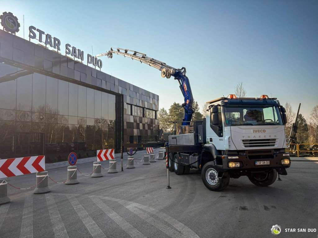 Iveco TRAKKER 450 6x6 PM41S FLY JIB Crane Kipper - Kraanaga veoauto: pilt 3 Iveco TRAKKER 450 6x6 PM41S FLY JIB Crane Kipper - Kraanaga veoauto: pilt 3