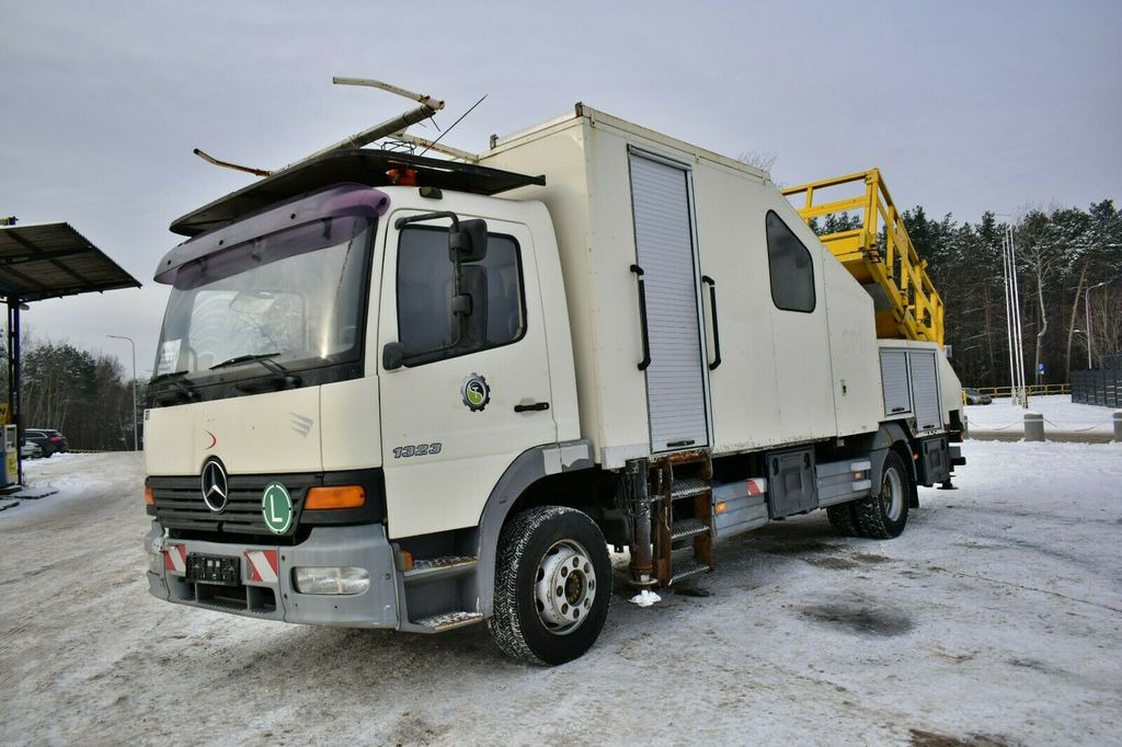 Mercedes-Benz ATEGO 1323 PK 8000T RAIL Platform - Veoautolt tõusev platvorm: pilt 2 Mercedes-Benz ATEGO 1323 PK 8000T RAIL Platform - Veoautolt tõusev platvorm: pilt 2