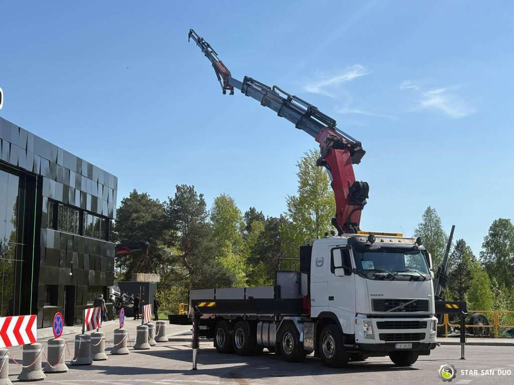 Volvo FH 520 8x4 HMF THOR K6 Fly Jib Euro 4 Winch - Kraanaga veoauto: pilt 2 Volvo FH 520 8x4 HMF THOR K6 Fly Jib Euro 4 Winch - Kraanaga veoauto: pilt 2