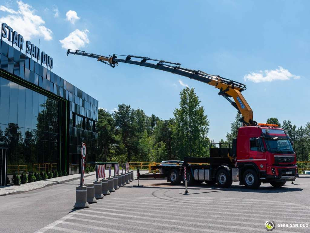 Volvo FMX 500 8x2 Effer 585 Fly Jib Winch Crane Kran - Kraanaga veoauto: pilt 3 Volvo FMX 500 8x2 Effer 585 Fly Jib Winch Crane Kran - Kraanaga veoauto: pilt 3