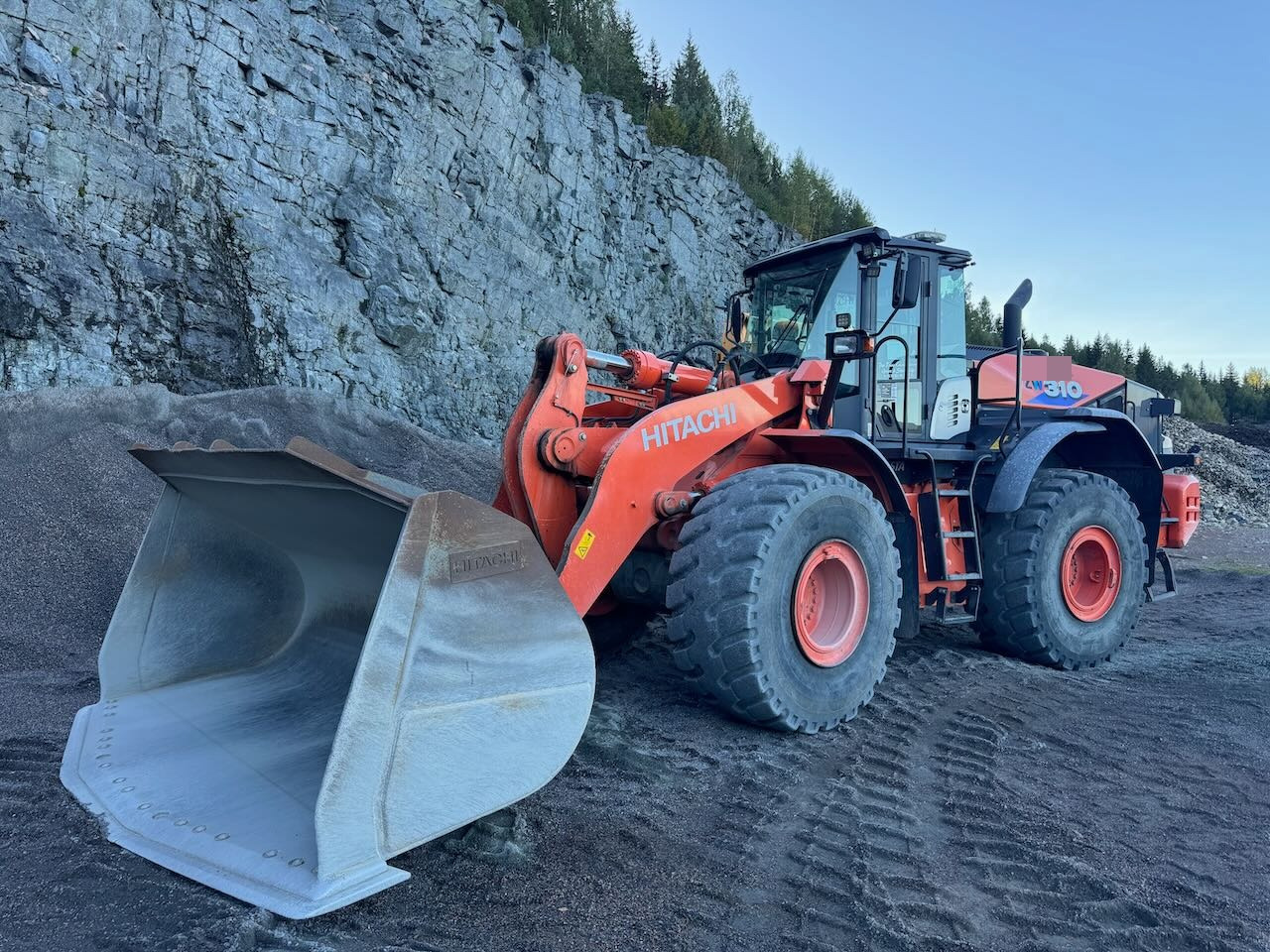 Hitachi ZW310 - Rataslaadur: pilt 1 Hitachi ZW310 - Rataslaadur: pilt 1