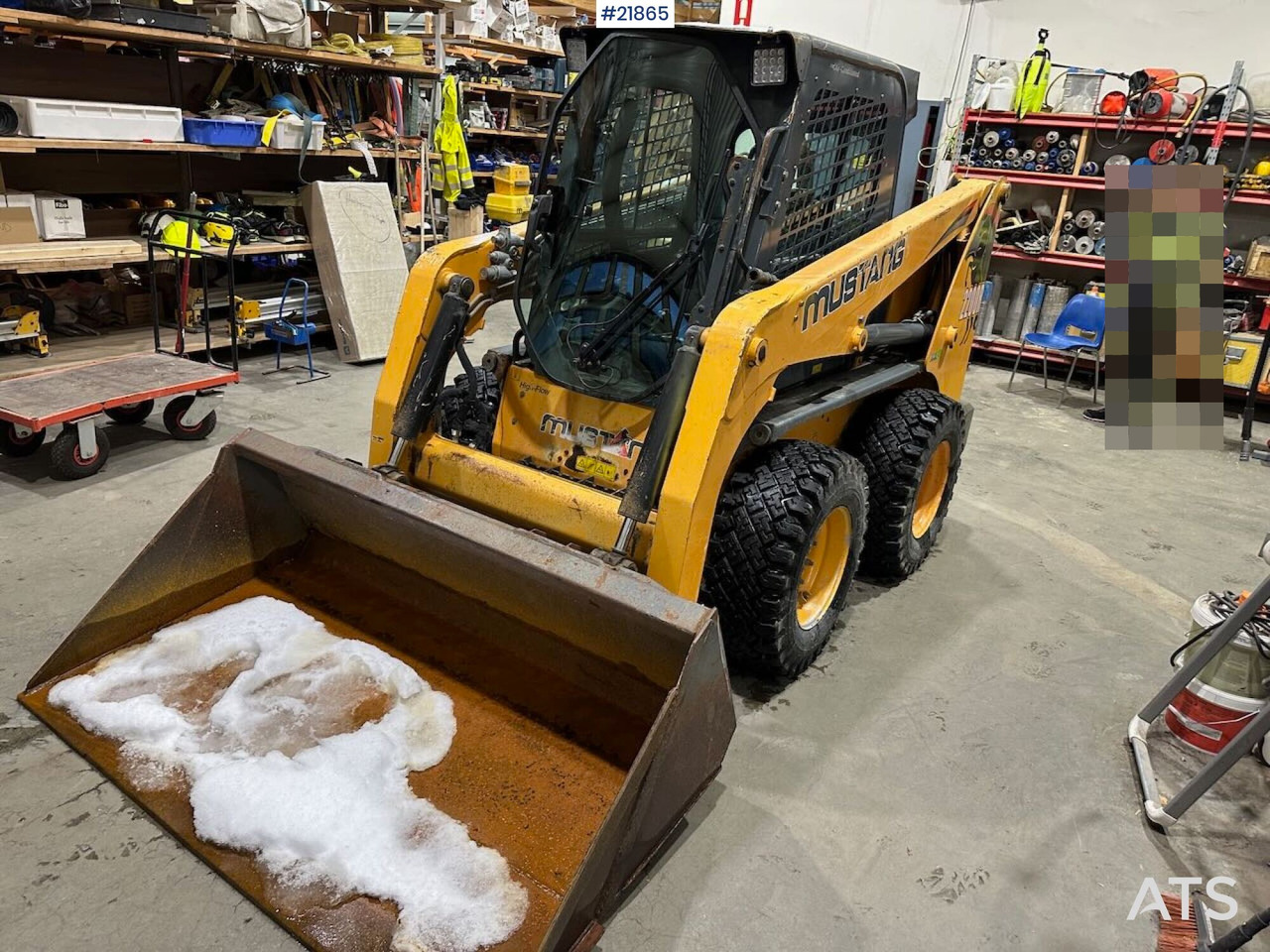 Mustang 220R kompaktlaster m/planeringskuffe og pallegafler - Kompaktlaadur: pilt 2 Mustang 220R kompaktlaster m/planeringskuffe og pallegafler - Kompaktlaadur: pilt 2