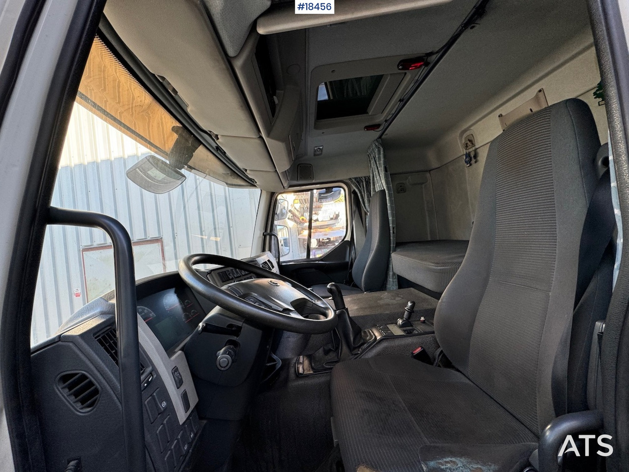 Interior photo 1: Kasti veoauto Volvo FE340