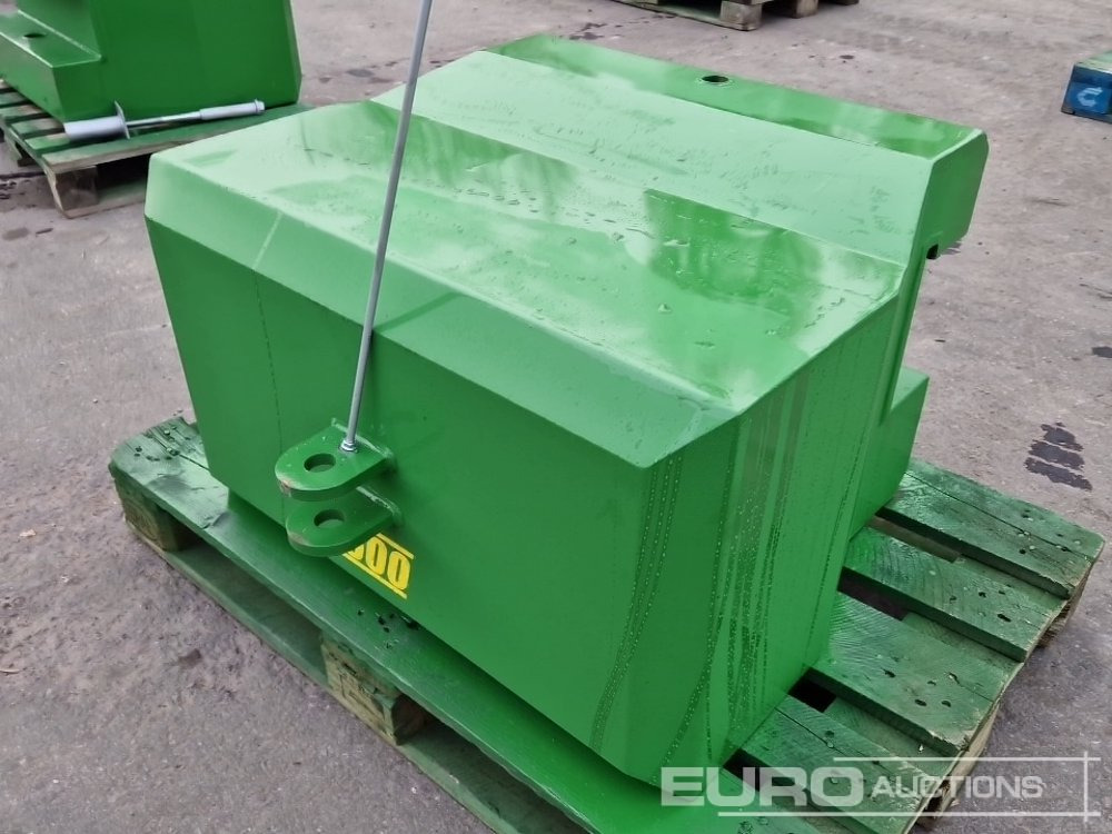 Unused 2025 John Deere 600kg Front Weights to suit John Deere Tractors, Metal Case with Towing Eye (Green) - Põllutööseade: pilt 1 Unused 2025 John Deere 600kg Front Weights to suit John Deere Tractors, Metal Case with Towing Eye (Green) - Põllutööseade: pilt 1