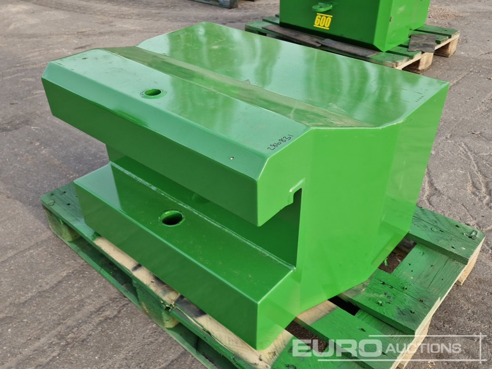 Unused 2025 John Deere 600kg Front Weights to suit John Deere Tractors, Metal Case with Towing Eye (Green) - Põllutööseade: pilt 1 Unused 2025 John Deere 600kg Front Weights to suit John Deere Tractors, Metal Case with Towing Eye (Green) - Põllutööseade: pilt 1