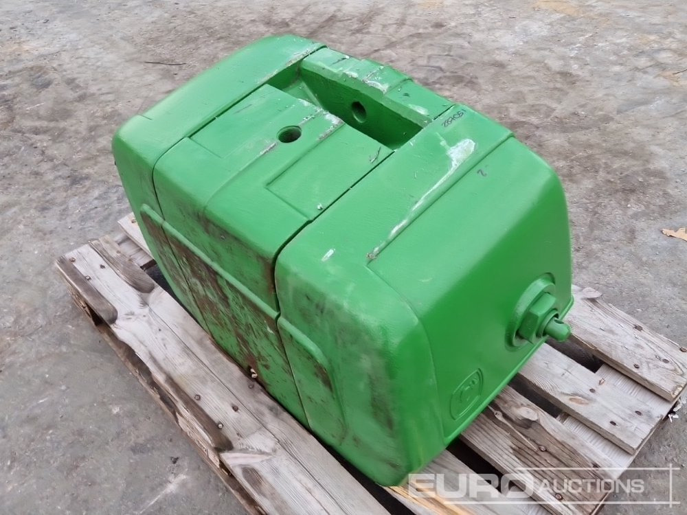 Unused 2025 John Deere 900 kg Cast Iron Block Weight. Can be Mounted on the Front Weight Carrier, Front Hitch or Rear Hitch - Põllutööseade: pilt 1 Unused 2025 John Deere 900 kg Cast Iron Block Weight. Can be Mounted on the Front Weight Carrier, Front Hitch or Rear Hitch - Põllutööseade: pilt 1