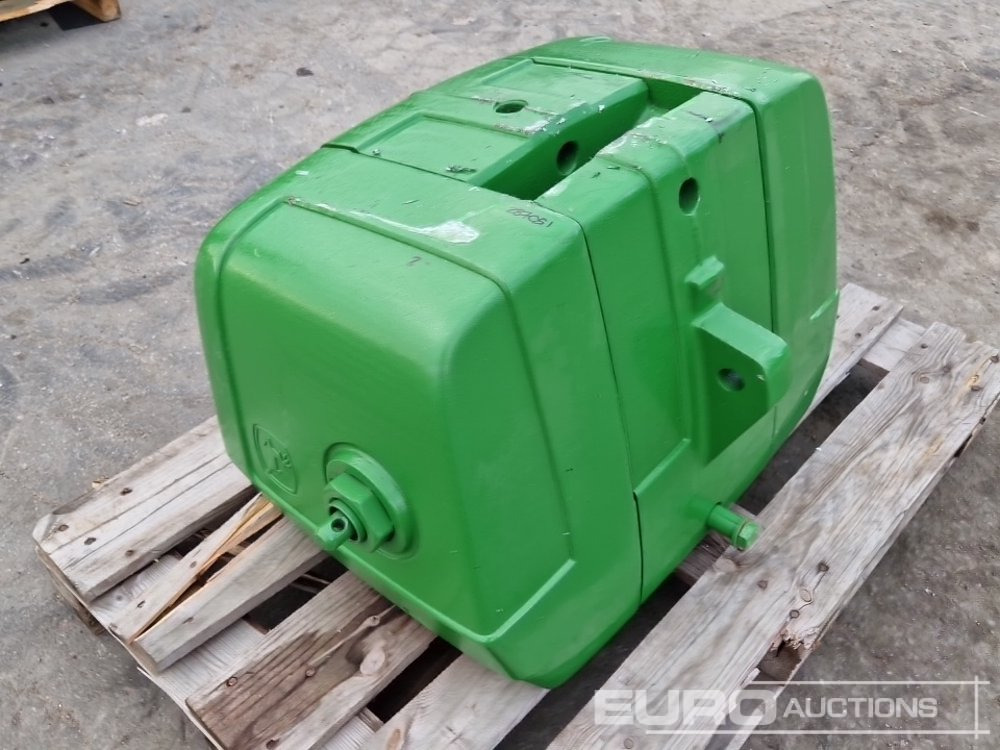 Unused 2025 John Deere 900 kg Cast Iron Block Weight. Can be Mounted on the Front Weight Carrier, Front Hitch or Rear Hitch - Põllutööseade: pilt 2 Unused 2025 John Deere 900 kg Cast Iron Block Weight. Can be Mounted on the Front Weight Carrier, Front Hitch or Rear Hitch - Põllutööseade: pilt 2