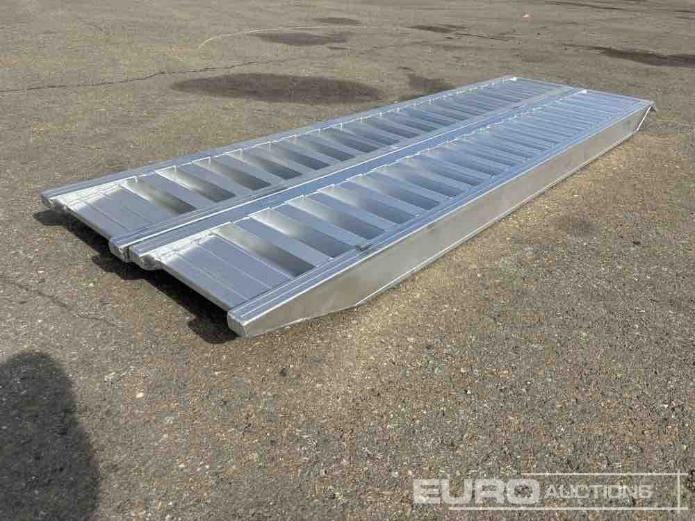 Aluminium Ramp (2 of) (250cm Length, 6Ton Capacity) Moved to OCT 25 - Ehitusseade: pilt 1 Aluminium Ramp (2 of) (250cm Length, 6Ton Capacity) Moved to OCT 25 - Ehitusseade: pilt 1