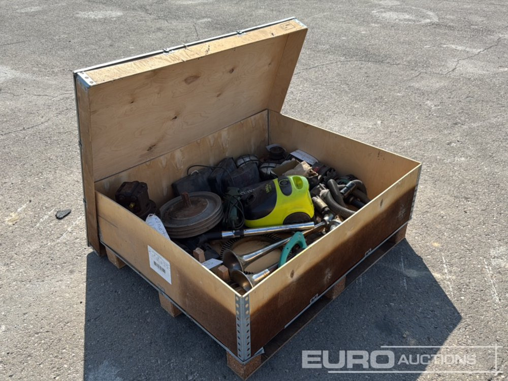 Pallet of Alternators, A/C Compressor, Drive Shafts, Horns to Suit Truck - Ehitusseade: pilt 1 Pallet of Alternators, A/C Compressor, Drive Shafts, Horns to Suit Truck - Ehitusseade: pilt 1