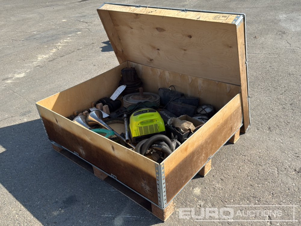 Pallet of Alternators, A/C Compressor, Drive Shafts, Horns to Suit Truck - Ehitusseade: pilt 3 Pallet of Alternators, A/C Compressor, Drive Shafts, Horns to Suit Truck - Ehitusseade: pilt 3