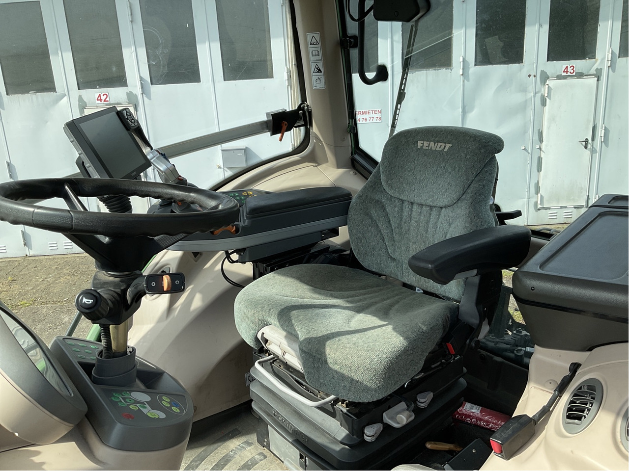 Fendt 828 Vario ProfiPlus - Traktor: pilt 3 Fendt 828 Vario ProfiPlus - Traktor: pilt 3
