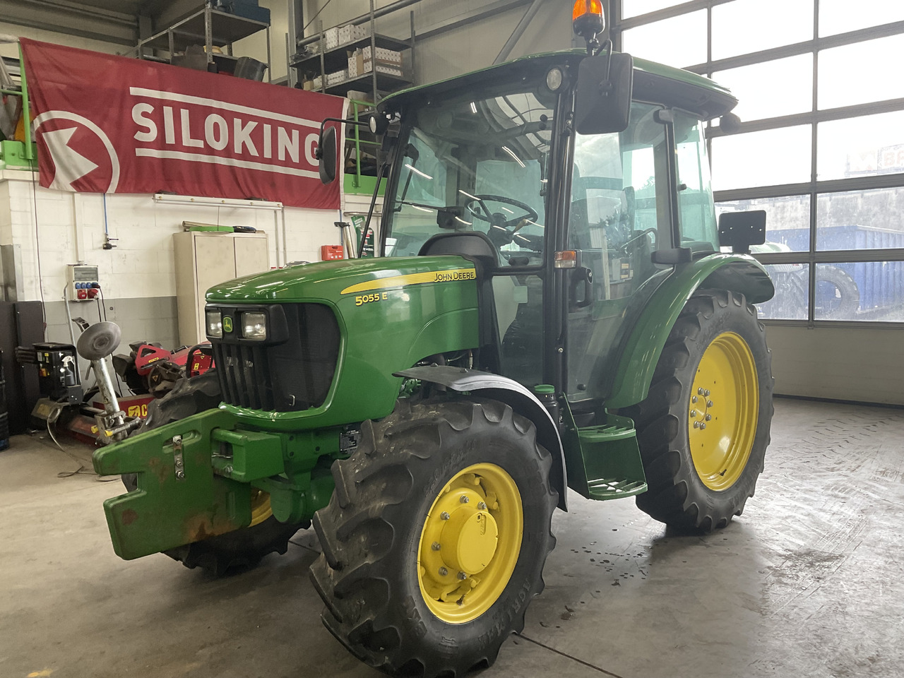 John Deere 5055 E - Traktor: pilt 1 John Deere 5055 E - Traktor: pilt 1
