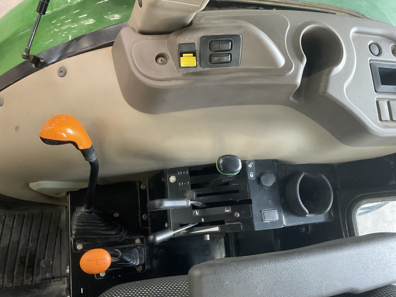 John Deere 5055 E - Traktor: pilt 3 John Deere 5055 E - Traktor: pilt 3