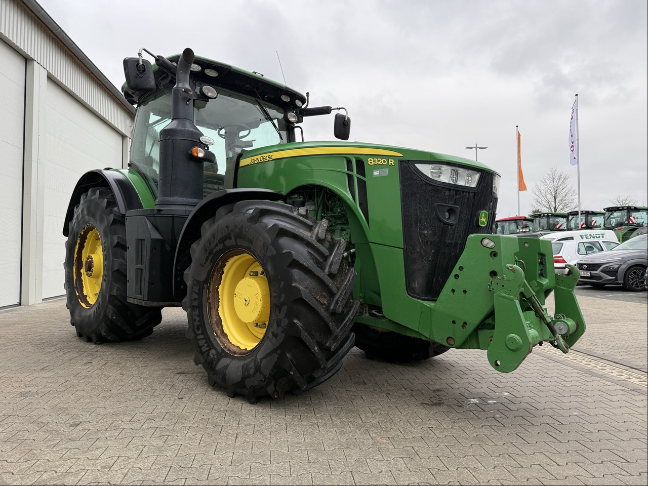 Traktor John Deere 8320 R: pilt 1