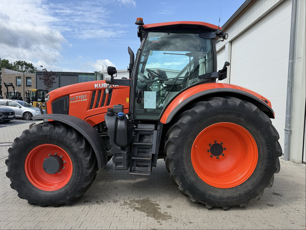 Kubota M 7151 KVT - Traktor: pilt 5 Kubota M 7151 KVT - Traktor: pilt 5