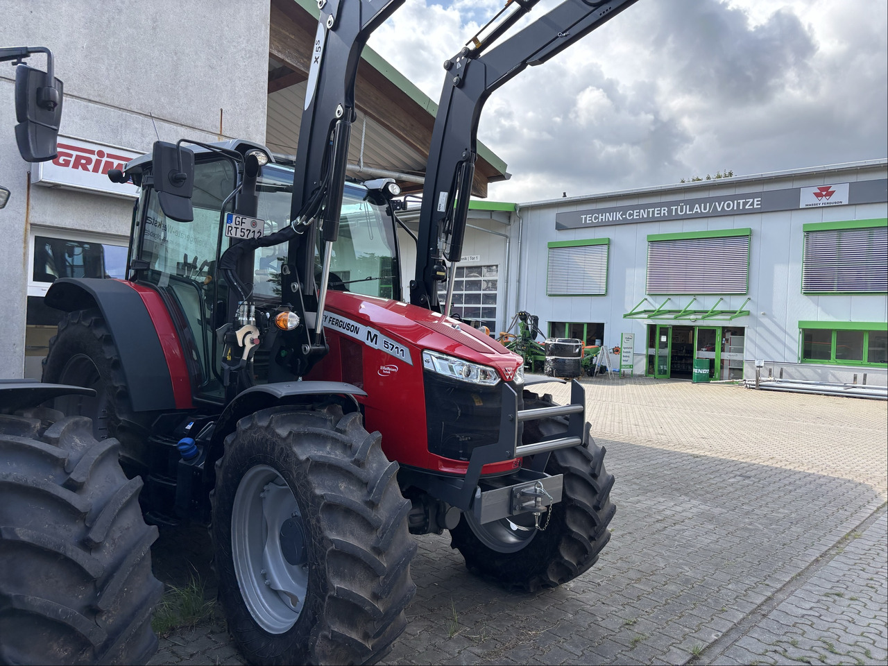 Massey Ferguson 5711M Dyna-4 4WD Cab - Traktor: pilt 1 Massey Ferguson 5711M Dyna-4 4WD Cab - Traktor: pilt 1