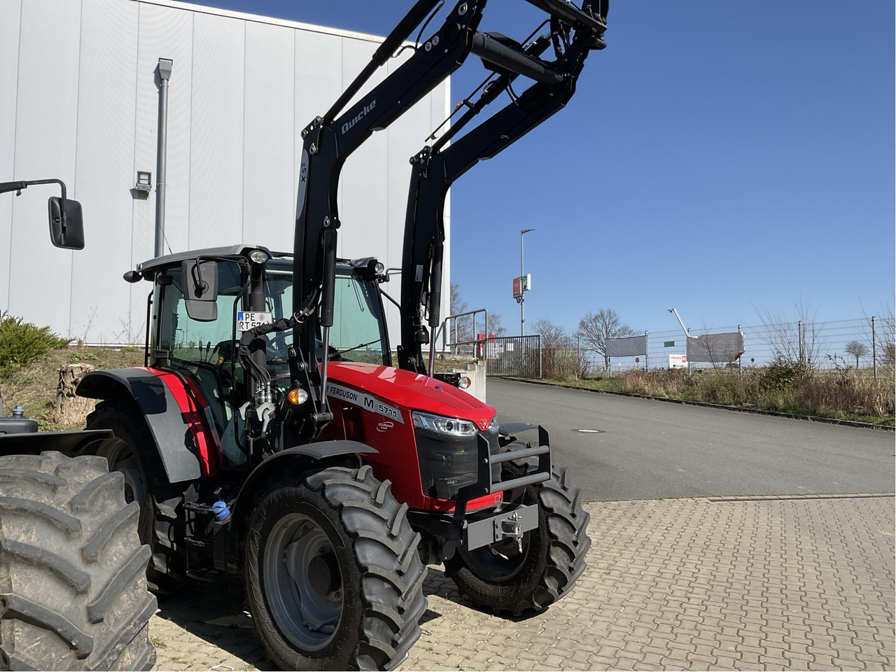 Massey Ferguson 5711M Dyna4 4WD Cab Esse - Traktor: pilt 1 Massey Ferguson 5711M Dyna4 4WD Cab Esse - Traktor: pilt 1