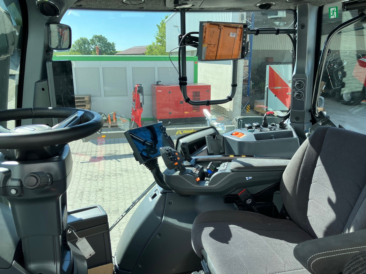 Valtra Q285 - Traktor: pilt 2 Valtra Q285 - Traktor: pilt 2