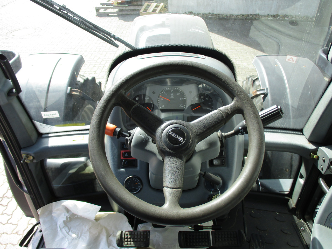 Valtra T 213 - Traktor: pilt 3 Valtra T 213 - Traktor: pilt 3