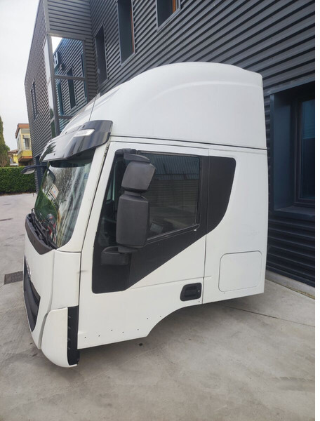 Iveco STRALIS HI-WAY Euro 6 - Kabiin ja interjöör - Veoauto: pilt 4 Iveco STRALIS HI-WAY Euro 6 - Kabiin ja interjöör - Veoauto: pilt 4
