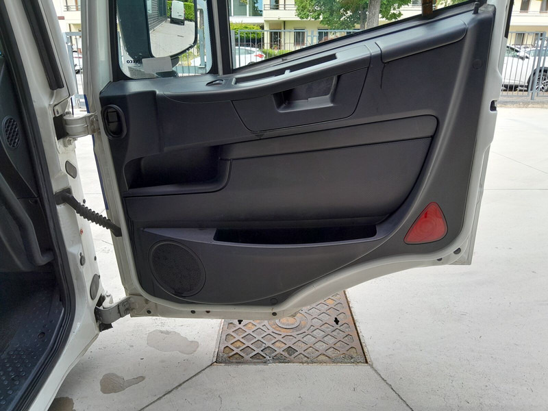 Iveco Stralis AT HI-ROAD - Kabiin ja interjöör - Veoauto: pilt 4 Iveco Stralis AT HI-ROAD - Kabiin ja interjöör - Veoauto: pilt 4