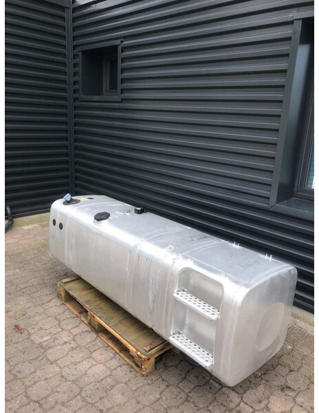 MAN 660 L + 75 L AdBlue - Kütusepaak - Veoauto: pilt 2 MAN 660 L + 75 L AdBlue - Kütusepaak - Veoauto: pilt 2