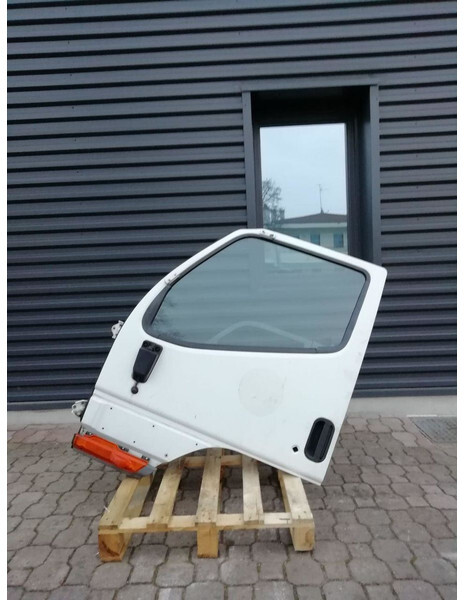 Mitsubishi CANTER - Uks ja varuosad - Veoauto: pilt 1 Mitsubishi CANTER - Uks ja varuosad - Veoauto: pilt 1