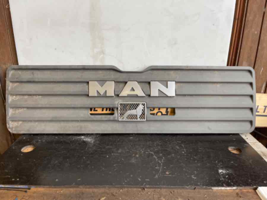 MAN F2000 FRONT GRILL 81.61150-0110 - Pealisehitus ja välispind - Veoauto: pilt 3 MAN F2000 FRONT GRILL 81.61150-0110 - Pealisehitus ja välispind - Veoauto: pilt 3