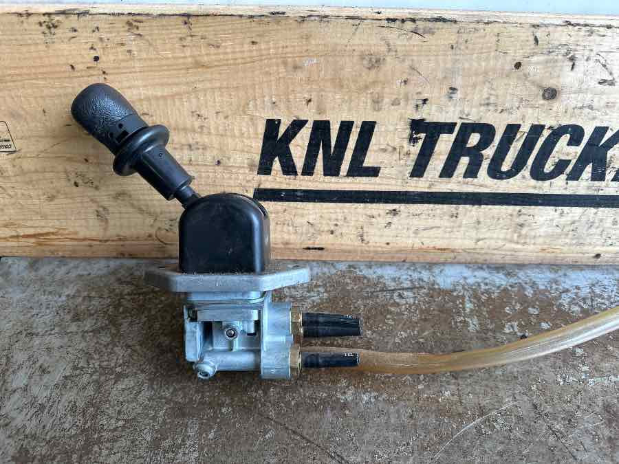 MAN HANDBRAKE 81.52315-6208 - Kabiin ja interjöör - Veoauto: pilt 1 MAN HANDBRAKE 81.52315-6208 - Kabiin ja interjöör - Veoauto: pilt 1