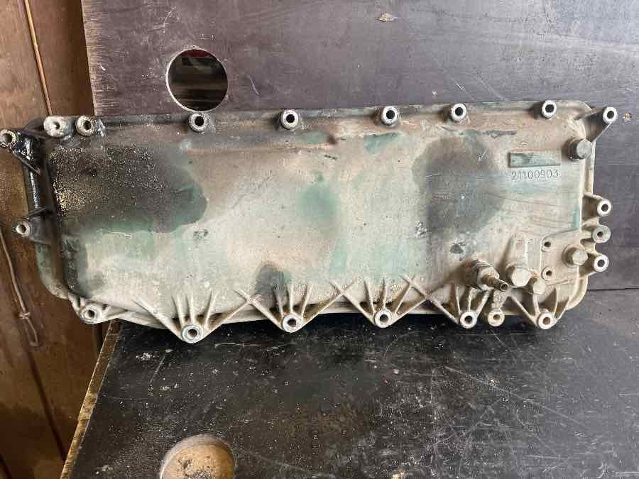 VOLVO ENGINE COVER 21100903 - Mootor ja varuosad - Veoauto: pilt 1 VOLVO ENGINE COVER 21100903 - Mootor ja varuosad - Veoauto: pilt 1