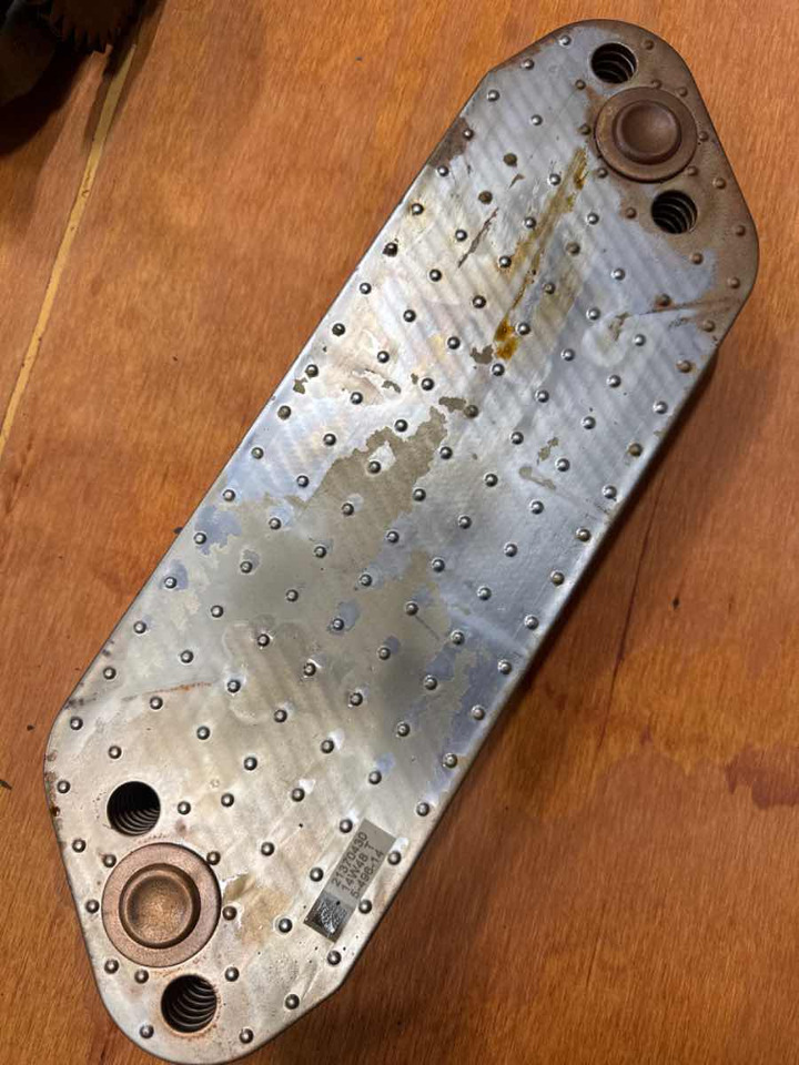 VOLVO ENGINE OILCOOLER 21370430 - Mootor ja varuosad - Veoauto: pilt 2 VOLVO ENGINE OILCOOLER 21370430 - Mootor ja varuosad - Veoauto: pilt 2