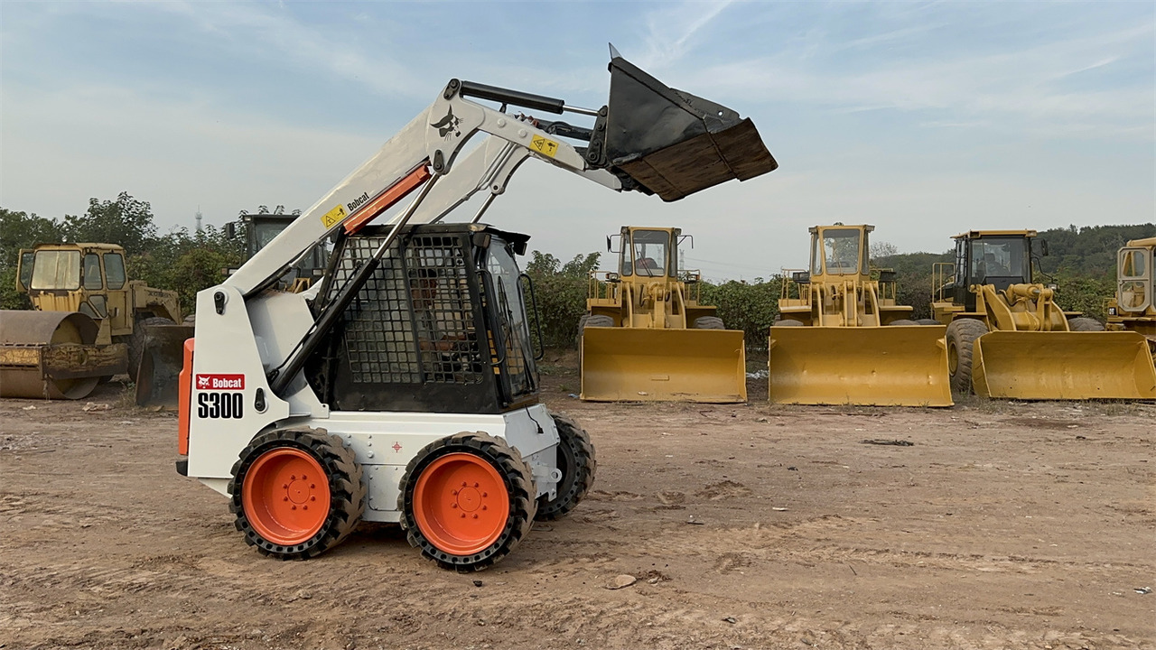 BOBCAT S300 - Kompaktlaadur: pilt 1 BOBCAT S300 - Kompaktlaadur: pilt 1