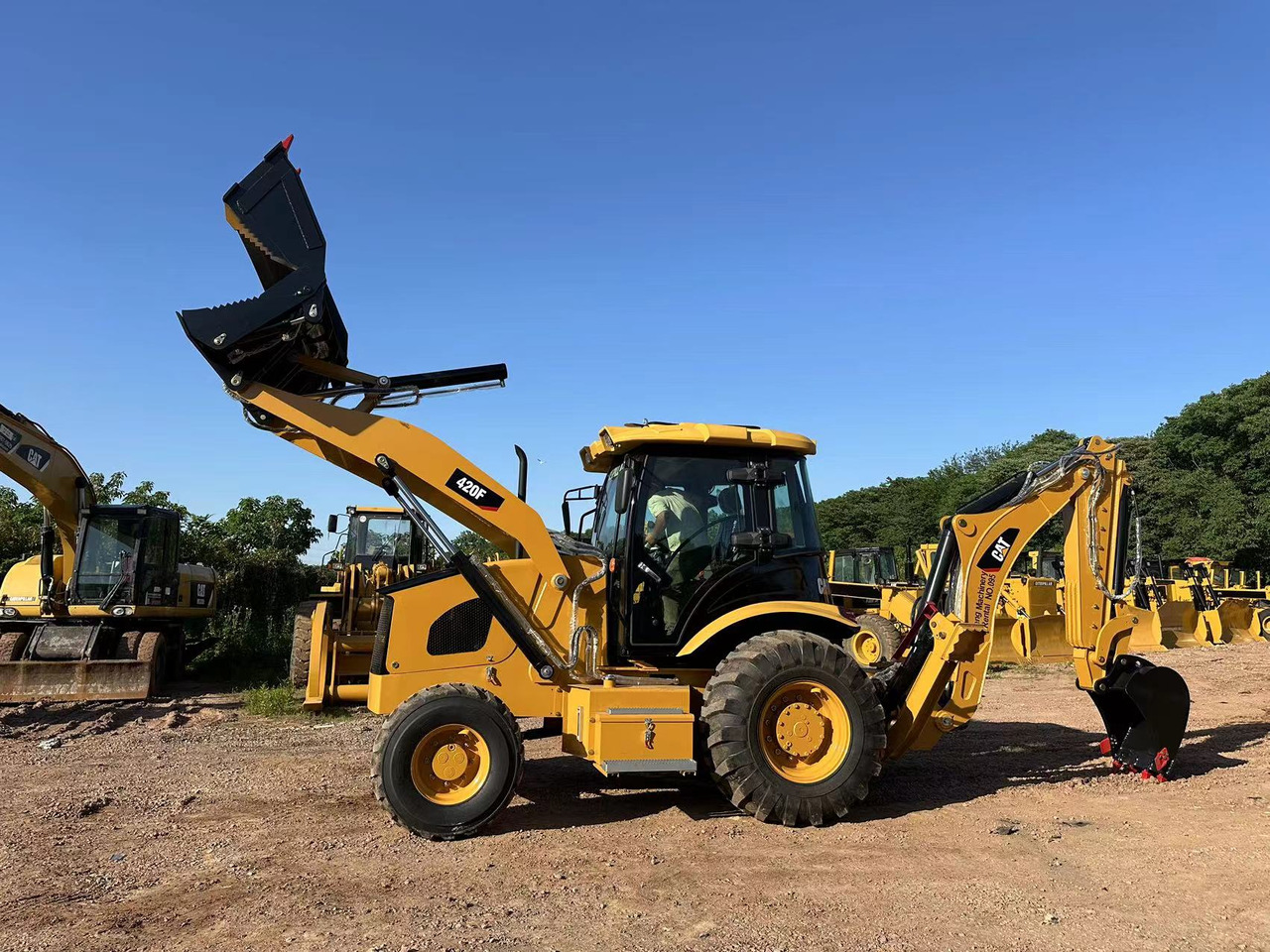 CATERPILLAR 420F2 - Ekskavaator-laadur: pilt 1 CATERPILLAR 420F2 - Ekskavaator-laadur: pilt 1