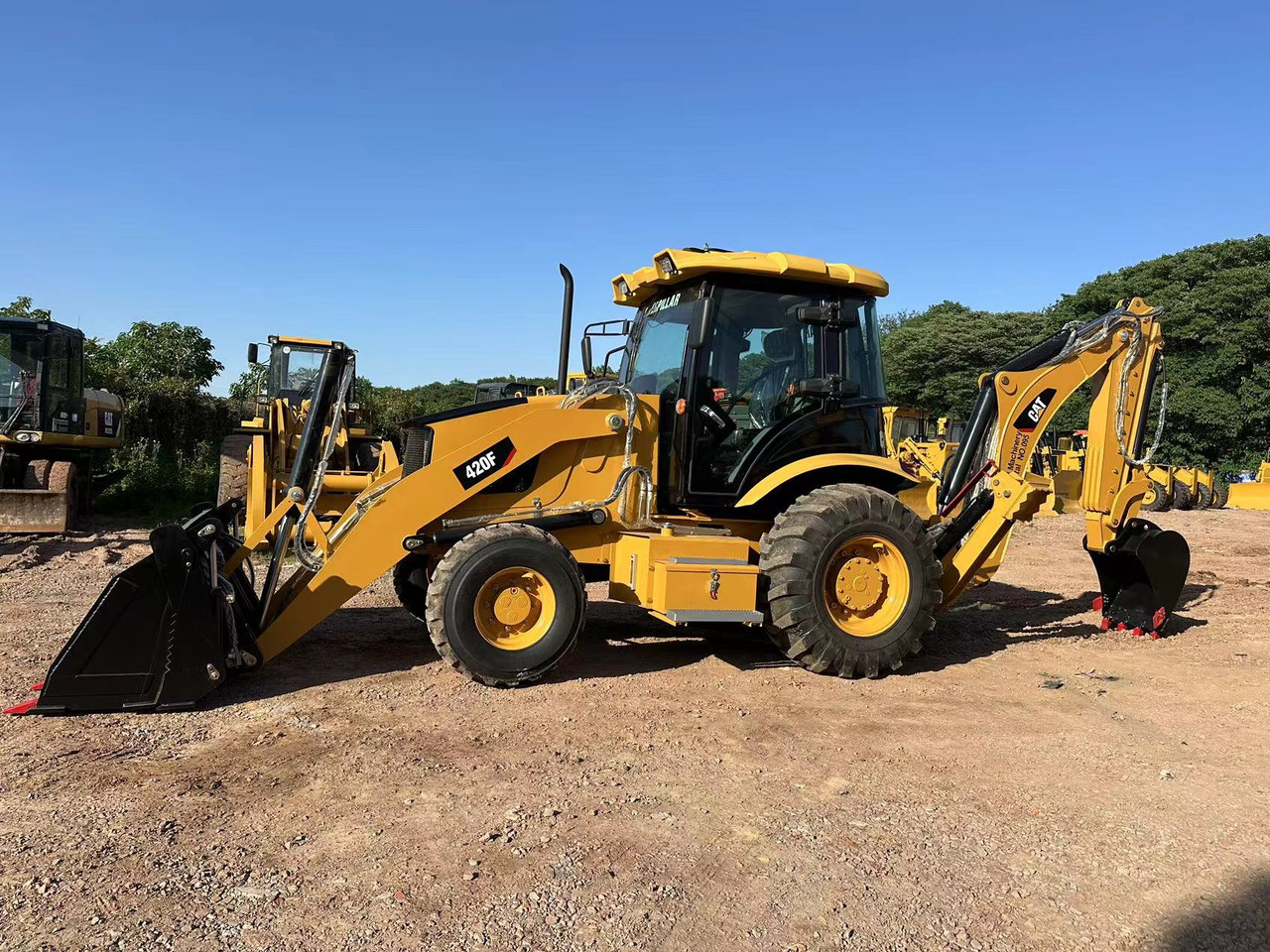 CATERPILLAR 420F2 - Ekskavaator-laadur: pilt 4 CATERPILLAR 420F2 - Ekskavaator-laadur: pilt 4