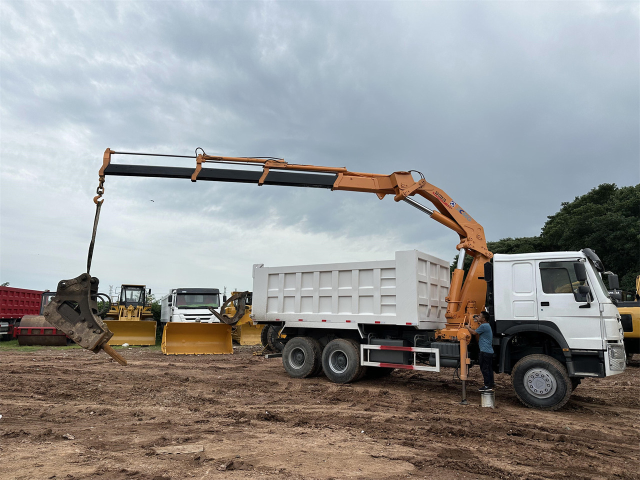 HOWO 371 Mounted Crane Dump truck - Kraanaga veoauto: pilt 3 HOWO 371 Mounted Crane Dump truck - Kraanaga veoauto: pilt 3