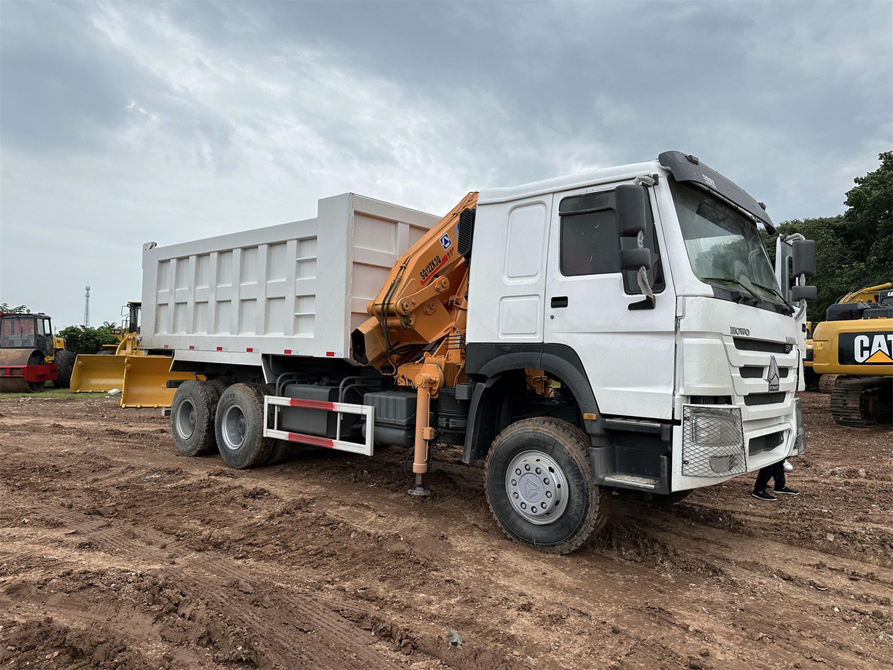 HOWO 371 Mounted Crane Dump truck - Kraanaga veoauto: pilt 4 HOWO 371 Mounted Crane Dump truck - Kraanaga veoauto: pilt 4