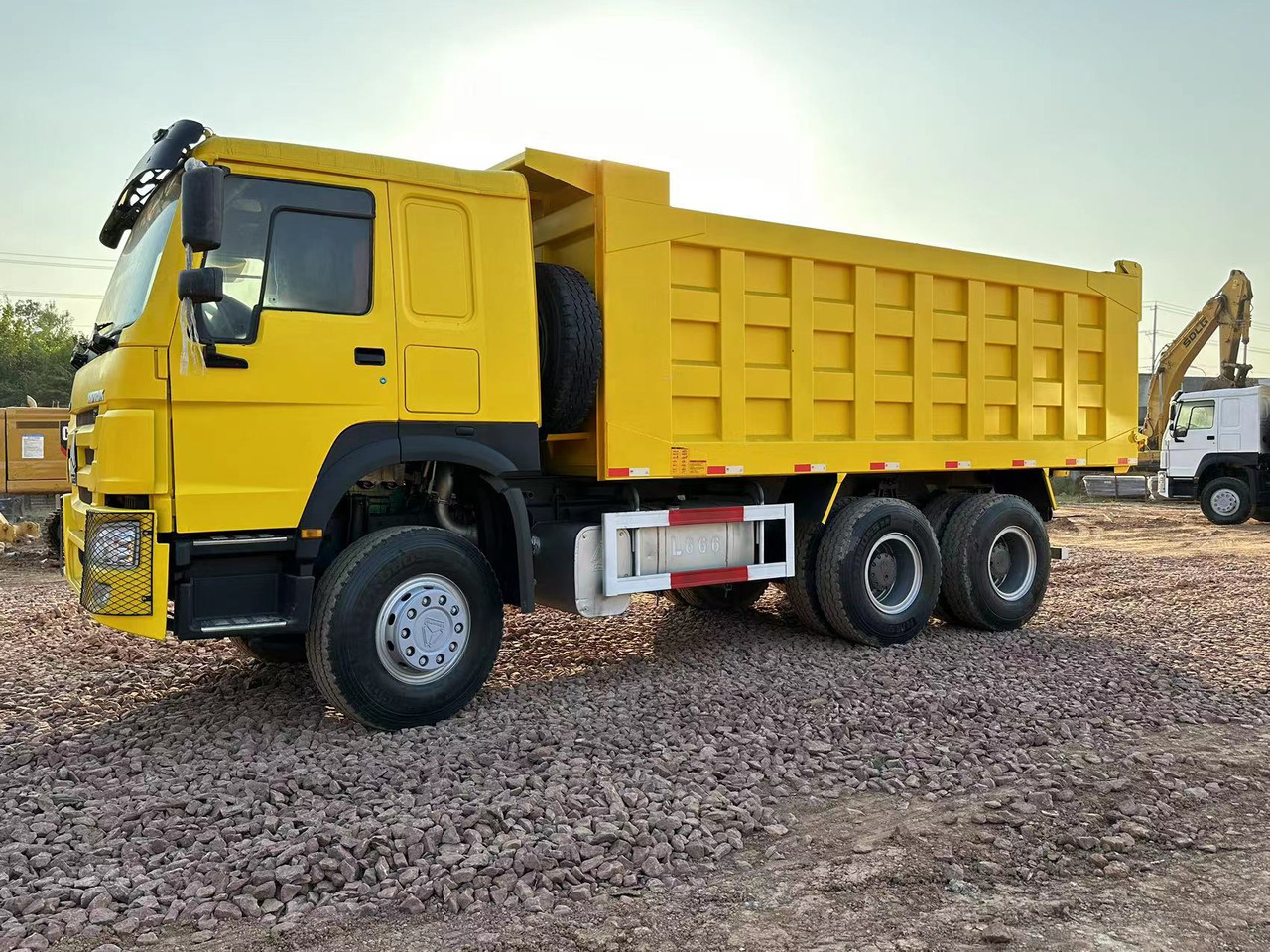 Kallurauto transporditavad ained silo SINOTRUK HOWO 371 Dump Truck: pilt 6
