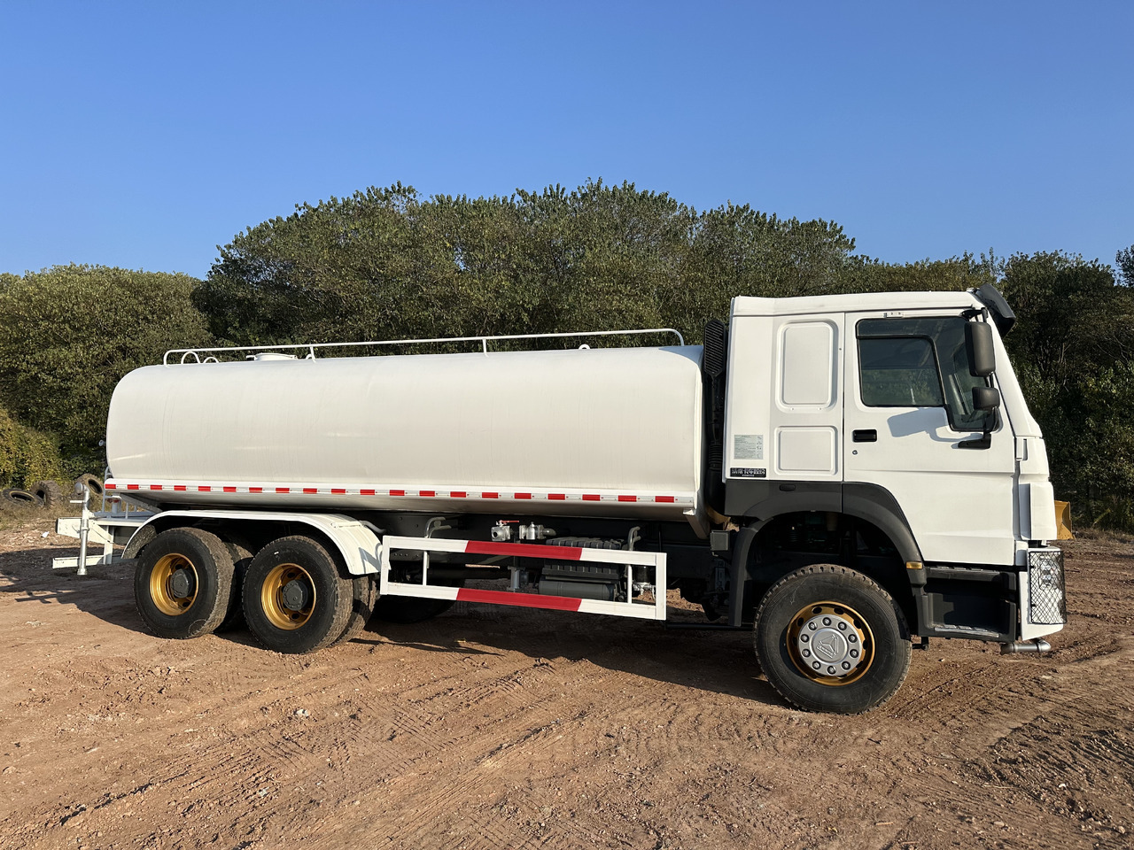 SINOTRUK HOWO 371 Water Tanker Truck - Tsisternauto: pilt 3 SINOTRUK HOWO 371 Water Tanker Truck - Tsisternauto: pilt 3