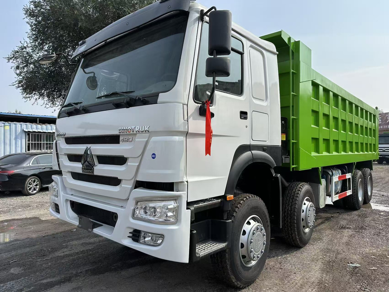 SINOTRUK HOWO 420HP 8X4 Tipper Truck - Kallurauto: pilt 2 SINOTRUK HOWO 420HP 8X4 Tipper Truck - Kallurauto: pilt 2