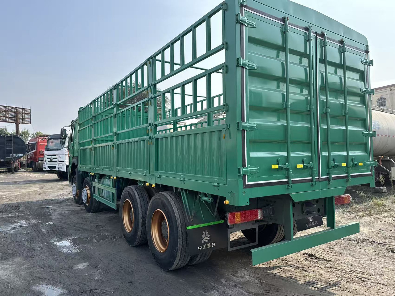 SINOTRUK HOWO 420hp 8x4 fence truck - Madelveok/ Platvormveok: pilt 5 SINOTRUK HOWO 420hp 8x4 fence truck - Madelveok/ Platvormveok: pilt 5