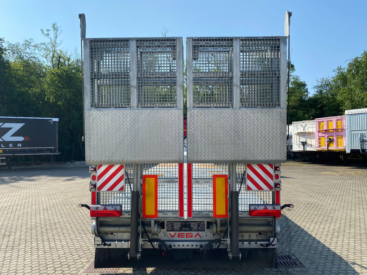 3 AXLE LOWBED (VEGA ITALIANO) - Madal platvormpoolhaagis: pilt 3 3 AXLE LOWBED (VEGA ITALIANO) - Madal platvormpoolhaagis: pilt 3