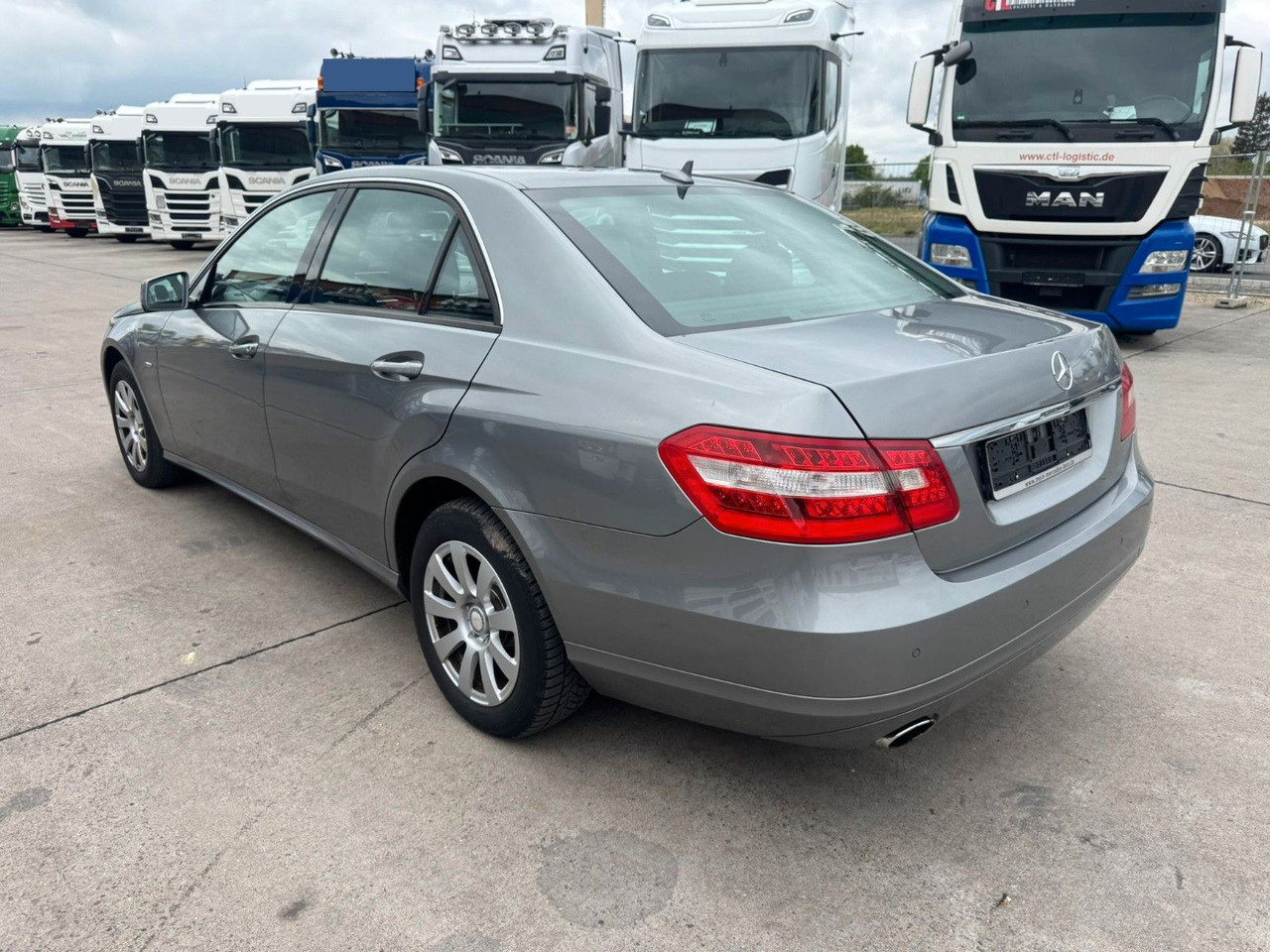 Mercedes-Benz E 200 CGI * PDC VORNE UND HINTEN * 2. HAND * - Sedaan: pilt 5 Mercedes-Benz E 200 CGI * PDC VORNE UND HINTEN * 2. HAND * - Sedaan: pilt 5