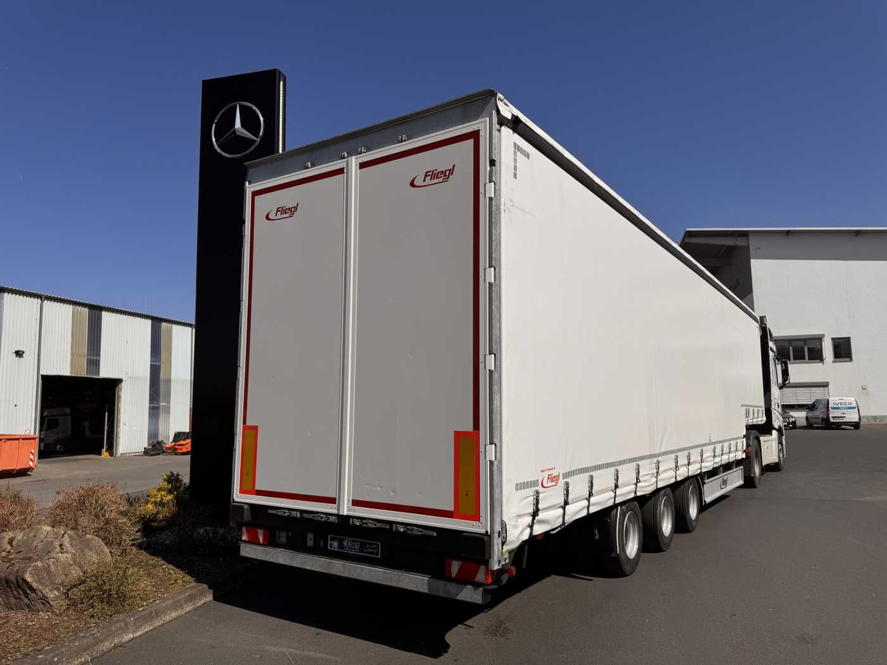 Fliegl SDS 350 Schiebeplane+Verdeck XL SAF 20.900Km - Madal platvormpoolhaagis: pilt 5 Fliegl SDS 350 Schiebeplane+Verdeck XL SAF 20.900Km - Madal platvormpoolhaagis: pilt 5